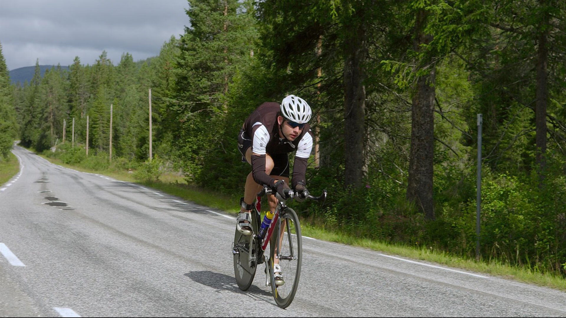 “东安湖体育公园赛场：跑酷挑战不断，选手精彩绝伦”