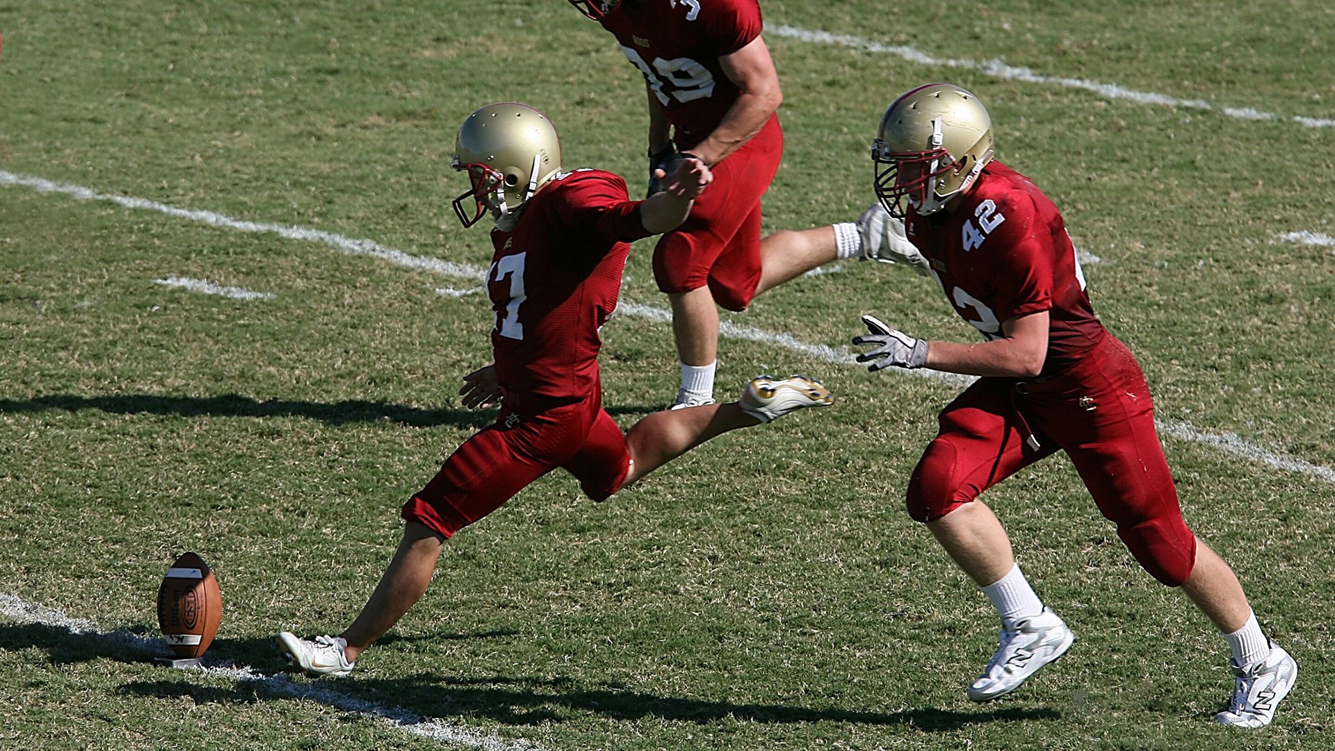 “后勤人员专属夜间篮球场尊享时段” 感谢默默付出